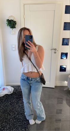 Spain Travel Outfits, Barcelona Trip, College Fits, Stockholm Style, Trip Outfits, Ootd Ideas, Mirror Pics, Copenhagen Style