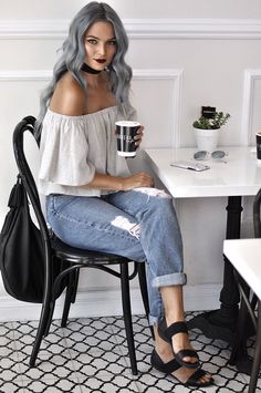 A cute off the shoulder crop top with ripped denim and sandals makes for the perfect casual style for a day in the city. I'm in love with this outfit! Groovy Outfits, Lovely Hairstyles, Plus Size Goth, Summer Sewing, Bright Hair, Off Shoulder Crop Top, Hair Help, Pastel Hair, Colored Hair