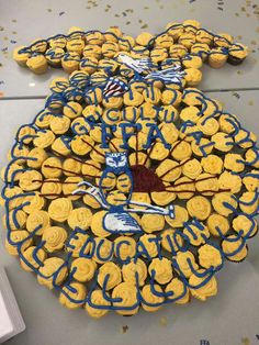 cupcakes are arranged in the shape of a peacock