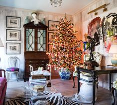 Decorating a Maximalist Christmas Tree Is Easier Than It Looks Charleston Christmas, Chinoiserie Christmas Tree, Chinoiserie Christmas, Christmas Tree Inspiration, Decor Thanksgiving, Christmas Inspo, Colorful Christmas Tree