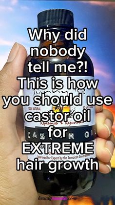 bottle of hand holding castor oil with text, how to use castor oil for hair growth Best Hair Growth Oil, Freetime Activities, Hair Growth Tonic, Castor Oil For Hair Growth, Dunner Wordend Haar, Healthy Natural Hair Growth, Hair Growth Foods, Extreme Hair Growth, Oil For Hair Growth