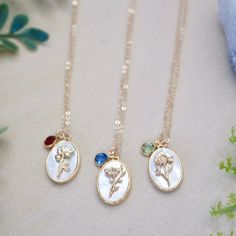 Personalized birth flower necklace - your choice of beautiful birth flower on delicate shimmer gold chain - gold plated flower inlay on Mother of Pearl - 14K gold filled chain - you may want to include your corresponding birthstone DIMENSION : Flower pendant : 10 mm 14 mm Birthstone : 4mm Necklace length : 17 inches Flower Stone, Birth Flower Necklace, Birthday Jewelry, Flower Plates, Birthday Jewelry Gift, Birth Flower, Chain Gold, Birth Flowers, Flower Pendant