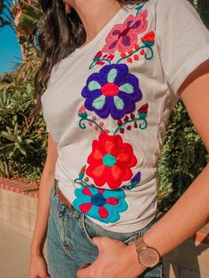 Classic Mexican Design BlouseMade in Mexico by our Artesanos100% CottonHand Embroidered Does not include Accessories Embroidery/Thread color may varyPerfect for Frida outfitPerfect for day or nightMaybe styled in many ways, visit our blouse collection for more outfit ideas Crop Top Traditional, White Mexican, Hand Embroidered Blouse, Mexican T Shirts, Mexican Blouse, Mexican Designs, Traditional Mexican, Pretty Top, Blouse White