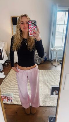 #demetraoutfits #amazondeals #amazon #algorithm #uggs #uggbootsforwomen #winteroutfit #uggstyle #uggmini #aeropostale #aeriereal #skimsdupeamazon #skims #carriebradshawstyle #winteroutfit Tiktok Winter Outfits, Outfit Inspo Athleisure, How To Style Light Blue Sweatpants, Cute Outfit Leggings, Cozy Outfit Inspo Winter, Outfits For School No Jeans, Outfit Ideas Mirror Selfie, Uggs Shoes Outfit, Black Crop Tee Outfit