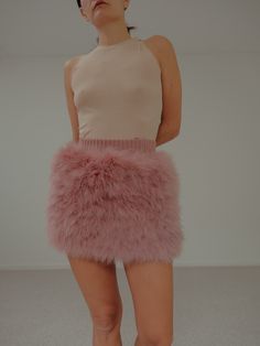 Knitted ribbed stretchy waistband and puffy pink full feather mini skirt. Cant even explain how beautiful this is. Fully lined with softest cotton.WOULD BE KEEPING IF IT WAS MY SIZE YOU BEST BELIEVE  SOOOO AMAZING  Urgh  never seen anything like it  Tag size: UK 10 FR 38 S/M Our fit estimate:  S-M as has so much stretch on waistband   Pictured on size UK 6 XS 5'5 unaltered   Approx Measurements in CM laying flat unstretched  Waist 27   Hips Fur Skirt Outfit, Feather Mini Skirt, Moschino Vintage, Fur Skirt, Vintage Moschino, Moschino Cheap And Chic, Pink Fur, 2000s Vintage, Pink Feathers