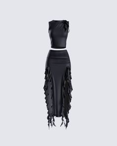 Become that mysterious girl in the room that everyone wants to figure out with this two piece set 🖤 Featuring a black jersey cropped top, and ruffle skirt for a complete fit that will have them all captivated by every step you take 🤩 Aso Ebi Dresses, Tvd Dr, Outfits Concert, Black Ruffle Skirt, Summer Night Outfit, Performance Outfits, Mode Zara, Mysterious Girl, Future Clothes