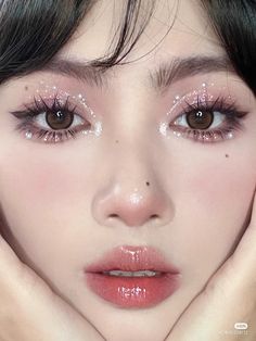 Douyin Makeup Tutorial Easy, Sparkly Eyeshadow Tutorial, Douyin Make Up, Maquillaje Douyin, Eye Tut, Holiday Eye Makeup, Makeup Coquette, Eye Makeup Guide