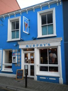 there is a blue building with white windows on the side of it that says murphy's