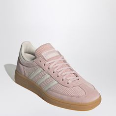 Sneaker en daim rose et en velours côtelé d'Adidas Originals avec un orteil arrondi, des bandes latérales en cuir blanc, une attache à lacets, une languette de logo et une semelle en caoutchouc naturel.Semelle supérieure / caoutchouc en cuir Pink Corduroy, Pink Suede, A Logo, Natural Rubber, White Leather, Adidas Originals, Rubber Sole, Lace Up, Adidas