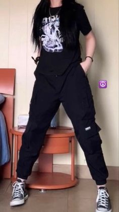 Dark Outfits Casual, Simple Dark Outfits, Grunge Tomboy Outfits, Casual Dark Outfit, Masculine Clothes For Women, Simple Emo Outfits, Outfit Ideas Tomboy, Casual Grunge Outfits, Cute Tomboy