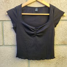 Shein Ezwear Ruched Sweetheart Neck Lettuce Trim Crop Tee Size Xs, Black, In Good Preowned Condition. Measurements Pit To Pit: 13.5" Length: 14.5" *All Clothing Items Have Been Steamed Or Laundered. With The Exception Of New With Tags (Nwt) Items.* Fitted Ruched Scoop Neck Top, Fitted Ruched Short Sleeve Crop Top, Black Cropped Ruched Top, Casual Fitted Ruched Tops, Fitted Ruched Crop Top Casual, Casual Black Ruched Top, Tops Shein, Shein Tops, Sweetheart Neck