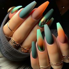 Indian Summer Nails, Medium Nails Inspiration, Matte Green Ombre Nails, Ombre Nails Dark Colors, Dark Green Ombré Nails, Green Black Ombre Nails, Dark Green Ombre Acrylic Nails, Black To Green Ombre Nails