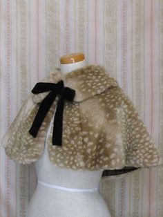 I will sew this... Capelet Outfit, Deer Clothes, Outdoor Winter Outfit, Fur Capelet, Bow Coat, Cape Outfit, Winter Cape, Deer Girl, Fur Cape