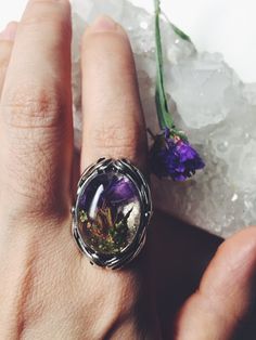 Beautiful ring, crafted piece by piece with a delicate baroque style, created by two Mexican artist Valeria Prieto and Hugo Akbal, blending luxury and nature. This ring is made of Mexican silver 925 decorated with handpicked natural flowers from Iowa lands, dried and preserved forever on resin on this beautiful ring. Green Queen Anne's lace flowers and Purple Statice Ring adjustable to fit any size. Luxury and nature on your hand. Thank you for visit my shop, follow all the updates on Instagram Ring With Flowers, Purple Statice, Queen Anne's Lace Flowers, Botanical Ring, Green Queen, Queen Anne's Lace, Flowers Botanical, Lace Ring, Style Baroque