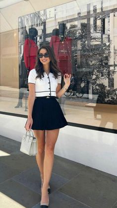 Chic Paris Outfits, Paris Looks Outfit Summer, Chanel Skirt Outfit, Chanel Outfit Classy Chic, Pleated Skirt Outfit Summer, Sophie Knight, Elegant Skirt Outfits, Chanel Inspired Outfit, Madrid Outfits