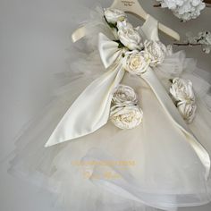 Lilly roses ballgown in color Vanilla From first birthday dresses to flower girl dresses, every kid deserves to look like a princess on their special day. That's why Kids Couture has the perfect custom made lilly dress in color vanilla for you! The handmade designs feature a tulle ruffle floor length dress and with delicate tones of ivory and sparks of glitter, no moment is more stunning than your first birthday or baptism. It's the perfect first birthday or christening dress for girls that will Girls Boutique Dresses, First Birthday Dresses, Couture Looks, Baby Couture, Floor Length Dress, Christening Dress, Kids Couture, Luxury Baby, Baby Gown