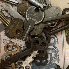 there are many old keys on the table