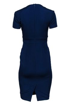 Keep it posh and professional with this dress from Reiss! This dark blue piece is perfect for pairing with all the accessories in your work wardrobe. Wear with a blazer and your favorite pair of pumps. Size 2 Shell: 57% Viscose, 41% Modal, 2% Spandex Lining: 100% Polyester Concealed back zipper Unlined Sheath silhouette V-neckline Short sleeve Waistband Bust 32" Waist 26" Sleeve length 6" Shoulder to hem 39" Blue Shorts, Work Wardrobe, Size 2, Sheath Dress, Dark Blue, Spandex, Zipper, Sleeve Length, Pumps