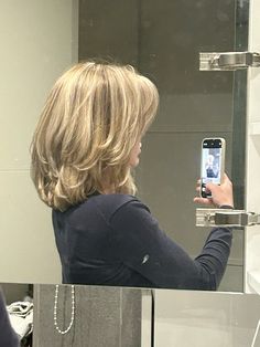 blondebalayage #bob #bobhair #longbob #beigeblonde #creamyblonde #vanillablonde Layered Bob Hairstyles 90s, Cute Blonde Short Hair, Short Blonde Hair With Bangs And Layers, Blonde Bob 90s, 90s Bob With Layers, 90s Layered Bob Short, Long Bob 90s, 90 Layered Bob, Layered 90s Bob