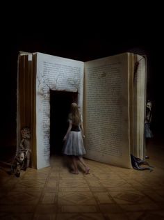 Could there be a grand entrance rather than a 'waiting room'? Creepy Photos, Stage Design, Pics Art, Grimm, Surreal Art, Dark Art, Surrealism, A Girl