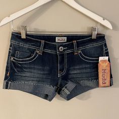 Y2k Deadstock Mudd Denim Mini Shorts Size 7 Embroidered Pockets 14.5" Straight Across Waist 7.5" Rise 2.5" Inseam Mini Shorts Aesthetic, Grungy Clothes, Cute Short Pants, Mini Short Jeans, Fluorescent Adolescent, Y2k Low Rise Jeans, Mudd Clothing, Mini Denim Shorts, Low Waisted Jeans