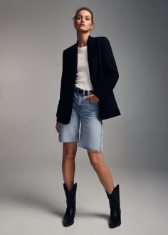 Denim bermuda shorts with frayed hem - Women | Mango USA Denim Bermuda Shorts Outfit, Denim Short Outfits, Botas Western, Denim Shorts Outfit, Denim Outfits, Bermuda Jeans, Outfit Jeans, Looks Street Style