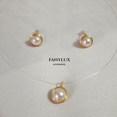 Juego de Aretes pequeños y collar invisible con perlas blancas. Fashion Jewelry Necklaces Gold, Small Earrings Gold, Pearl Earrings Designs, Delicate Gold Jewelry, Gold Earrings Models, New Gold Jewellery Designs, Gold Chain Design, Pearl Necklace Designs, Gold Rings Fashion