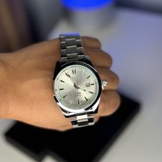 Luxury Fashion Men's Quartz Watch. Casual Business Watch With Round Dial, Casual Silver Watches With Subdials, Casual Silver Watch With Metal Dial, Casual Silver Watch With Metallic Dial, Casual Silver Chronograph Watch With Round Dial, Silver Casual Watch With Metal Dial, Casual Silver Chronograph Watch, Casual Watch Accessories With Subdials And Round Dial, Casual Business Watches With Analog Display