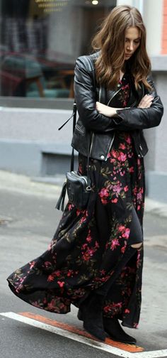 Floral maxi, jeans and biker Fashion Hijab Casual, Leather Jacket Street Style, Casual Chique Stijl, Casual Maxi Skirt, Leather Jacket Dress, Boho Mode, Swing Dancing, Maxi Dress Outfit, Stil Boho