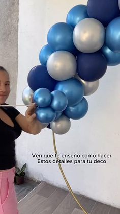 Laura quería una decoración elegante para su cumpleaños, pero sin gastar una fortuna. Se inscribió en un curso en línea y aprendió a hacer guirnaldas de globos con un toque sofisticado. La guirnalda, en tonos dorados y blancos, se convirtió en la pieza central de la celebración. Sus amigos quedaron impresionados por su talento. ¿Quieres aprender a hacer decoraciones elegantes y económicas? Sigue el ejemplo de Laura y transforma tus fiestas ... Beautiful Decorations Party, Birthday Decor Ideas For Men, Simple Baloon Deco, Graduation Balloon Arch Ideas, Blue Balloon Arrangements, Blue Butterfly Balloon Garland, Pink And Blue Balloon Column, Metallic Blue Balloon Garland, Ideas Para Decorar Con Globos