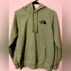 The North Face - Women Hoodie Color Green - Size Medium (New) The North Face Fleece Crew Neck Sweatshirt, The North Face Sweatshirt For Streetwear In Fall, The North Face Sweatshirt For Fall Streetwear, The North Face Fall Streetwear Sweatshirt, Casual The North Face Fleece Sweatshirt, Casual Fleece Sweatshirt By The North Face, The North Face Hooded Sweatshirt For Fall, Hooded The North Face Sweatshirt For Fall, The North Face Athleisure Hoodie For Streetwear