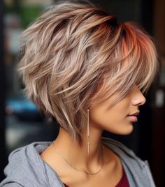 25 cortes de pelo escalados de todos los largos que favorecen y son tendencia 2024 Bold Blonde Hair Color Ideas, Hairstyles Layered Bob, Pixie Hairstyles Medium Length, Babylights On Short Hair, Short And Sassy Hair, Sassy Short Haircuts, Hot Mom Haircut, Short Sassy Hairstyles, Med Hair