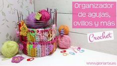 crochet basket with yarn, scissors and balls of yarn in it next to a sign that says organizador de aguas, ovidlos y mas crochet