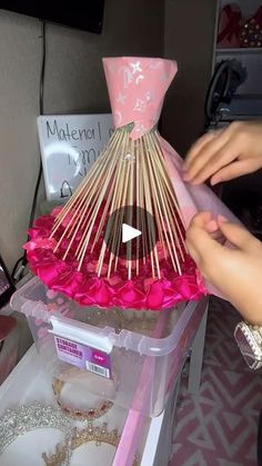 25K views · 1.2K reactions | Como envolver un ramo en esta ocasión de 70 rosas 🌹 #rosaseternas #eternalflawers #detalles #emprendimiento #rosaseternas #tutorial #vieralreels... | By RoseAlinnaFacebook How To Make Flower Bouquet, Diy Birthday Gifts For Friends, Ribbon Bouquet, Diy Birthday Gifts, Diy Birthday, Flower Making, Flowers Bouquet, Gifts For Friends, Birthday Gifts