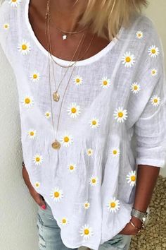 Daisy Printed Bracelet Sleeve T-shirt (2 Colors) P11199 Mode Tips, White Crew Neck, Linen Casual, Linen Short, Tops Casual, Daisy Print, Blouse Pattern, Women Tops, Boho Hippie