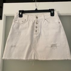 Zara Basic Mini Skirt. Never Worn Casual White Mid-rise Denim Skirt, Casual White High Rise Skirt, Casual White Mid-rise Skirt, Casual High Rise White Denim Skirt, Casual White Cutoff Denim Skirt, High Rise White Skirt With Frayed Hem, High-rise White Skirt With Frayed Hem, High Rise Skirt With Frayed Hem For Day Out, Trendy White Zara Mini Skirt