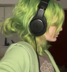 Half Green Half Blonde Hair, Green Jellyfish Hair, Green Hair Faceless, Slime Green Hair, Short Green Hair Aesthetic, Light Green Hair Aesthetic, Green Hair Girl Aesthetic, Oc With Green Hair