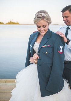 Navy Military Weddings, Airport Couple, Military Wedding Marine, Military Wedding Army, Military Wedding Photography, Military Wedding Ideas, Air Force Wedding, Army Wedding, Military Weddings