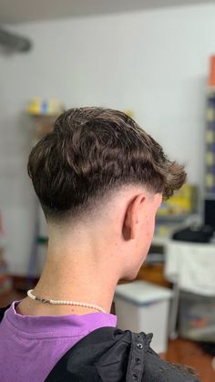 Cortes De Cabello Corto Hombre, Low Mid Fade, Mid Fade En V, Low Fade En V, Low Fade Long Hair, Barber Haircuts Fade, Low Fade Haircut Men's, Mens Haircuts Thick Hair, Taper Fade Short Hair