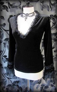 Party Blouses, Romantic Vampire, Wilted Rose, Goth Stuff, Goth Things, Goth Outfit Ideas, Fitted Tops, Outfit Inspiration Women, Vampire Goth