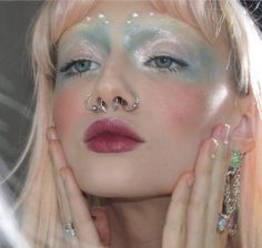 Short Mullet Colored Hair, Fairy Make Up Ideas, Mermaidcore Makeup, Scifi Makeup, Pearlescent Makeup, Weird Makeup Looks, Jellyfish Makeup, Eccentric Makeup, Peter Pan Kostüm