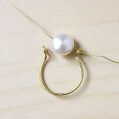 Wire Wrapped Pearl Ring DIY #wirewrappedringspearl Wire Wrapped Pearl, Diy Wire Jewelry Rings, Wire Jewelry Rings, Diy Jewelry Rings, Wire Jewelery, Diy Ring, Diy Jewelry Tutorials, Bijoux Fil Aluminium, Wire Jewelry Designs