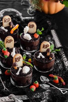 Graveyard Dirt Pudding, Halloween Dirt Pudding, Pudding Oreo, Halloween Dirt, Dirt Pudding Cups, Pudding Cup Recipes, Graveyard Dirt, Halloween Appetizers Easy, Dirt Pudding