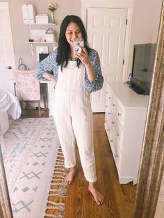 White Maternity Overalls Outfit, Pregnant Overalls Outfit, Maternity Overalls Outfit, White Overalls Outfit, Comfortable Overalls, Modern Mom Style, Maternity Overalls, Casual Spring Outfit, White Overalls