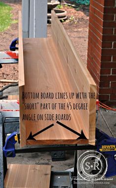 a wooden sign with an arrow pointing to the bottom that says bottom board lines up with the short part of the 15 degree angle on side boards