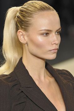 Pony Half Bun Hairstyles, Slick Ponytail, Tortoise Hair, Natasha Poly, Hair Growth Shampoo, Louis Vuitton Fashion, Models Makeup, Photography Beauty, Sleek Ponytail