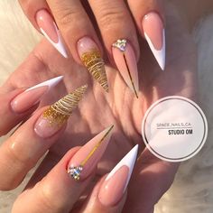 Gold And White Nails, Glitter Stiletto Nails, Gold Stiletto Nails, Spring Nails 2023, Cute Nails For Fall, Stylish Nails Designs, Simple Acrylic Nails