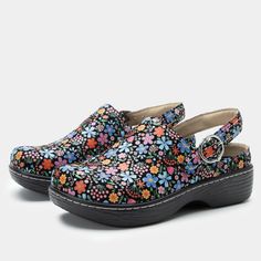 Olie Wonder Wall slip on style shoe on a Wood look rocker outsole - OLE-6324_S1 Wonder Wall, Perfect Posture, Leather Clog, Alegria Shoes, Leather Clogs, Comfortable Sneakers, Sling Back, Classic Leather, Printed Leather