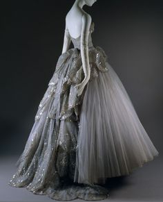 Dior Dress, 20th Century Fashion, Venus Dresses, Vintage Couture, Gorgeous Gowns, Mode Vintage, Historical Fashion, Beautiful Gowns, Fashion History