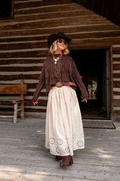 Searching for cute fall western outfit ideas? Check out the looks I wore in Jackson Hole, Wyoming! From a boho white dress and a flowy maxi skirt to a cozy oversized sweater and even causal pieces, these are perfect for autumn. Make sure to accessorize with stylish cowgirl boots, modern cowboy hats, and cool trucker hats for that chic vibe. Great for country concerts and autumn photoshoots too! Western Outfits Women | Fall Outfits| Jackson Hole Outfits | Country Concert Outfit | Hunter Premo Thanks Outfits Thanksgiving, Western Chic Winter Outfits, Pancho Outfit Women, Western Style Pictures, Country Cottage Outfit, Witchy Western Outfit, Cold Weather Country Outfits, Western Layered Outfits, Winter Country Outfits Women